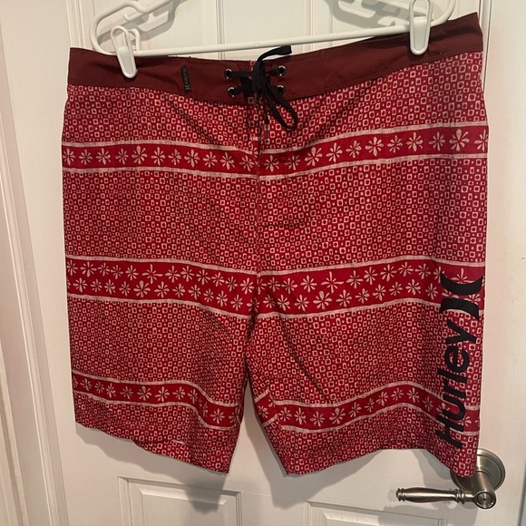 Hurley Maroon Patterned Men's Board/Swim Shorts. - Picture 1 of 3